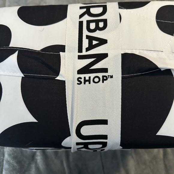 Urban Shop 2-Piece Quilted Comforter set. Twin/XL twin. Geometric Flwrs. NWT - Picture 11 of 16